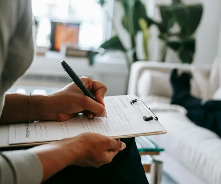 Na czym polega terapia psychodynamiczna w procesie leczenia uzależnień?